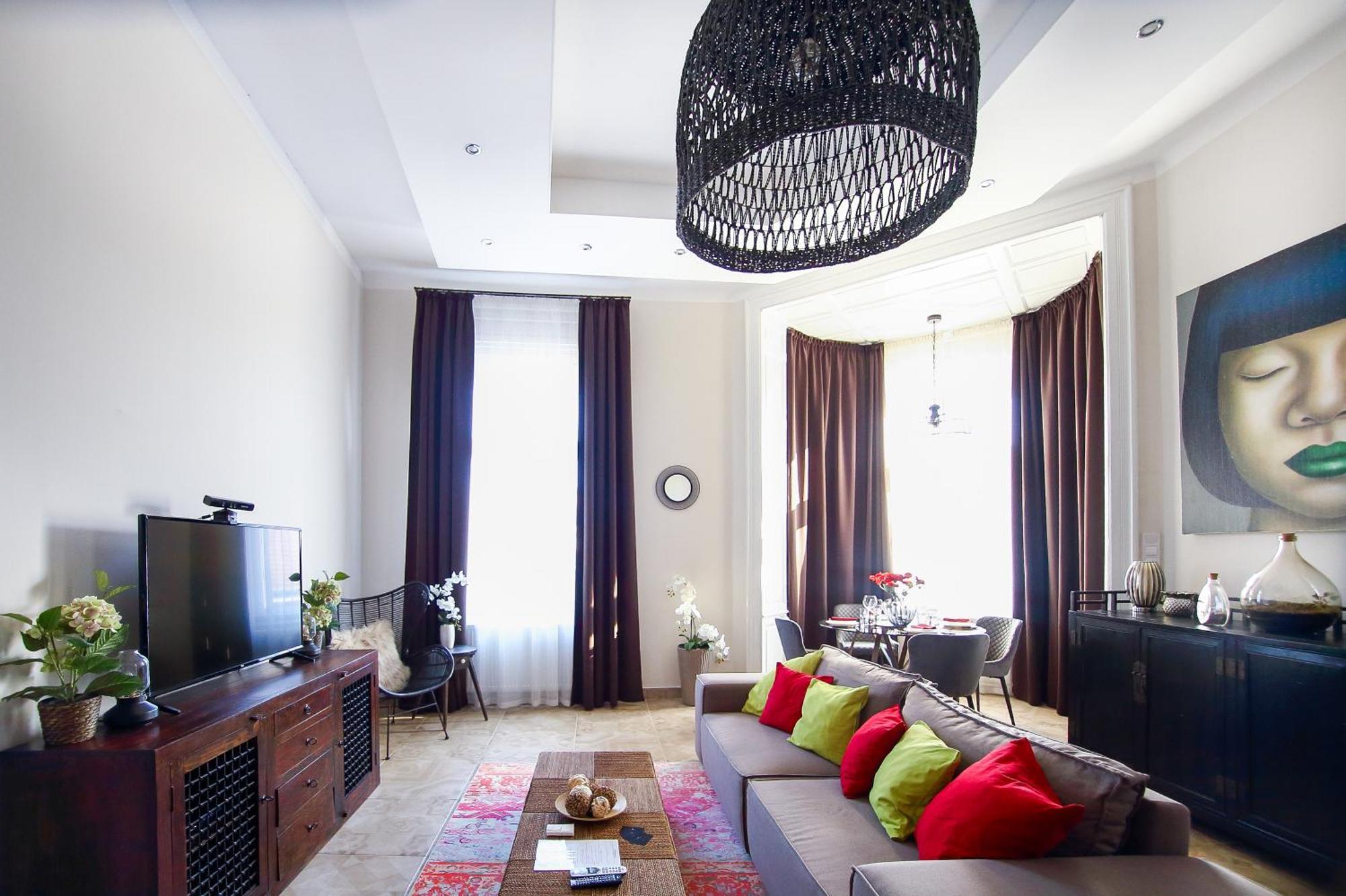 Red King Apartment